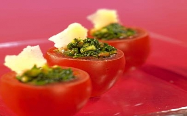 Tomates cherry rellenos con pesto de hierbas